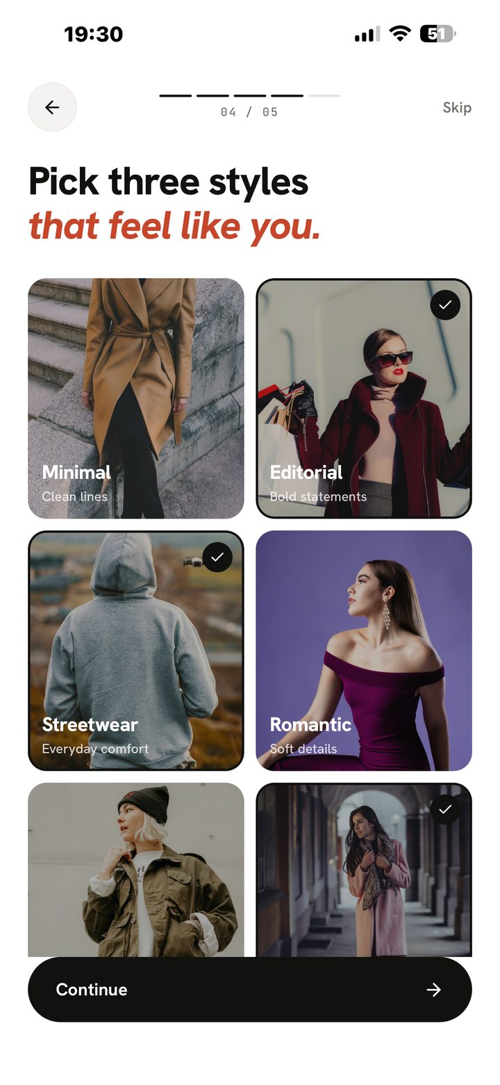 Registracijos ekranas „Pasirink tris stilius, kurie tave atspindi“ su Minimal, Editorial, Streetwear ir Romantic stilių kortelėmis